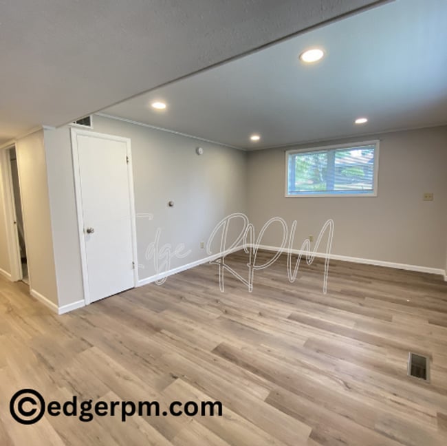 Building Photo - 211 1/2 Angie Dr