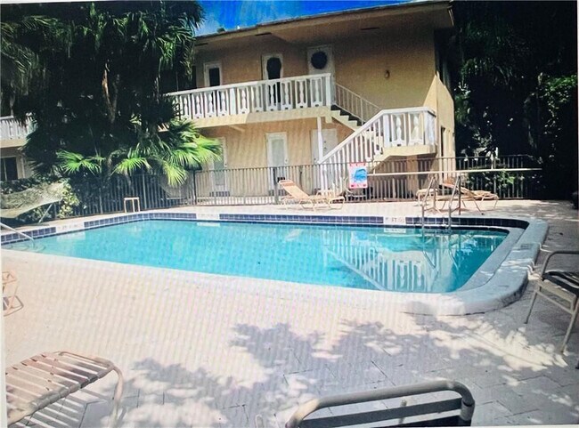 Building Photo - 2110 NE 39th St