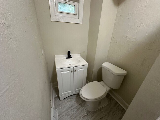 Building Photo - NEWLY UPDATED 4 BED 1 BATH HOME FOR RENT.