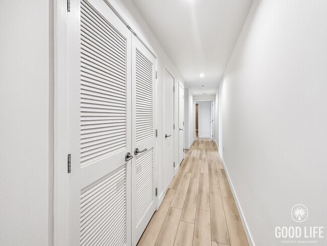 Building Photo - Stunning 2BD/2BA Condo in Downtown W/ W/D, High Ceilings, Community Pool, Spa, & Fitness Center!