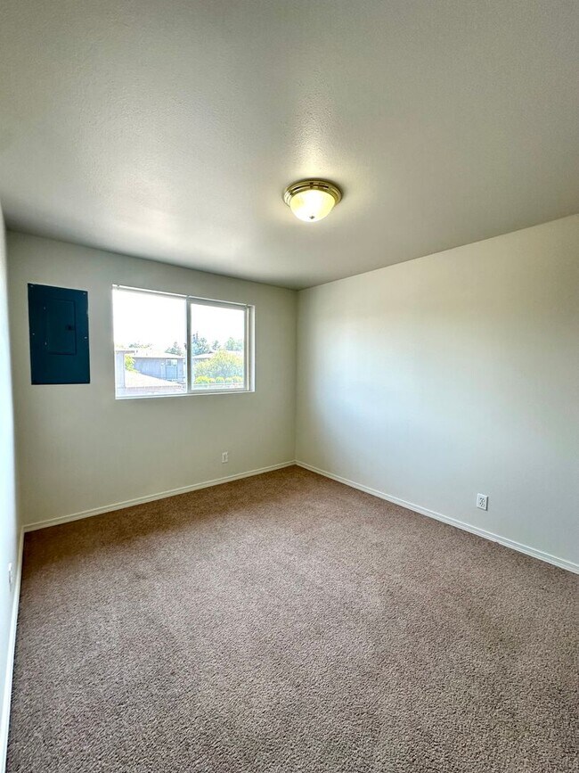 Building Photo - 1618 SW Lava Ave