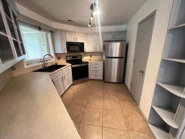 Building Photo - Great Home in Southwest Lubbock