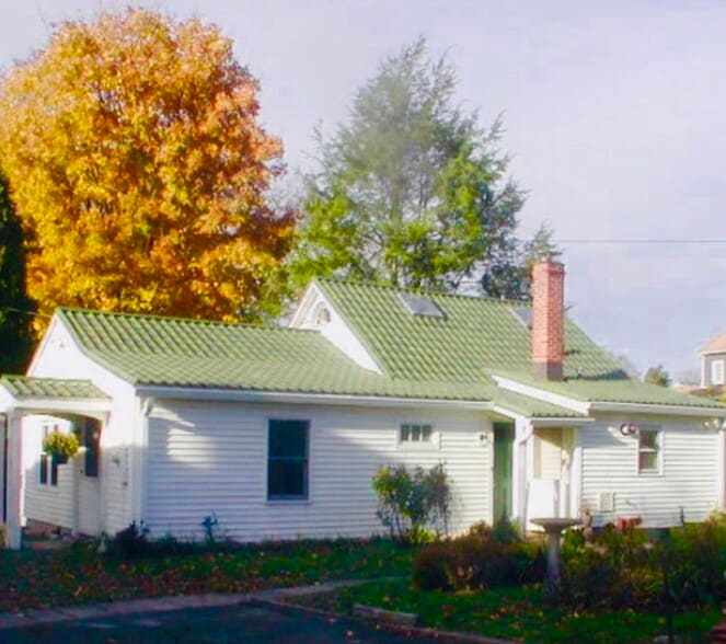 Charming 2 Bed/2 Bath Single Family Cottage - 23 Fairlawn Ave