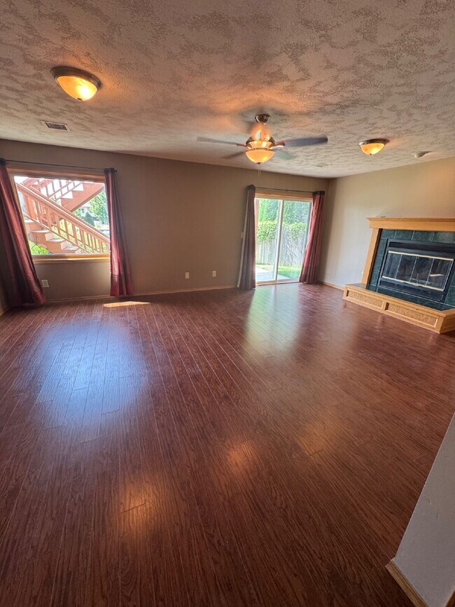 Building Photo - "Spacious 4-Bedroom Sanctuary with 3 Full Baths on Country View Drive, Derby - 3189 Sq Ft of Comf...
