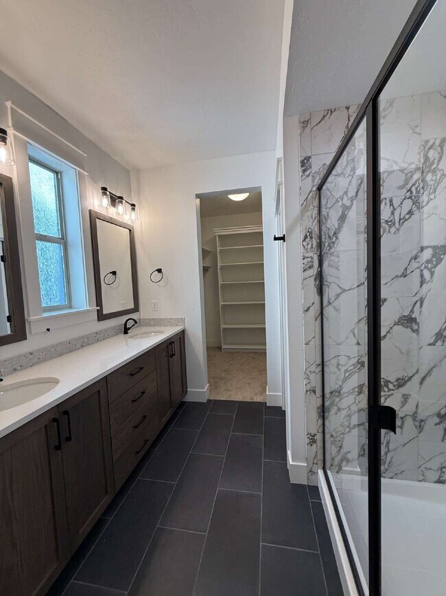 Building Photo - Functionality and convenience! Minutes from one of Meridian's most fantastic parks, with pools, p...