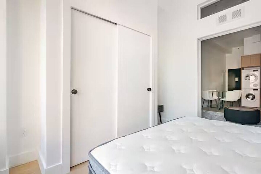 Building Photo - 19 St Marks Pl