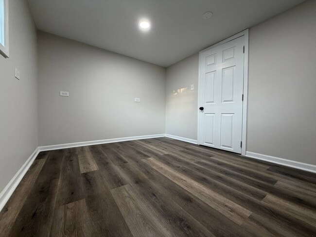 Building Photo - Spacious 5BR/2BA Home with Basement & Off-Street Parking