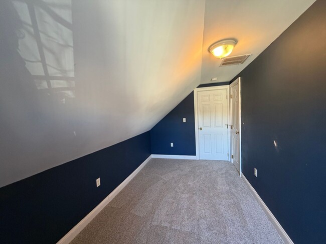 Building Photo - Move-In Ready Townhouse in North Billerica – Unbeatable Transit Access!