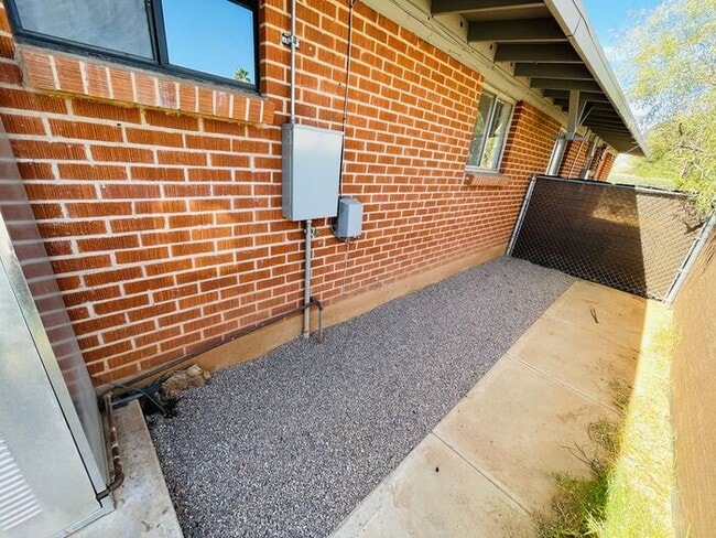 Building Photo - ***MOVE-IN SPECIAL*** Fully Remodeled 2 Be...