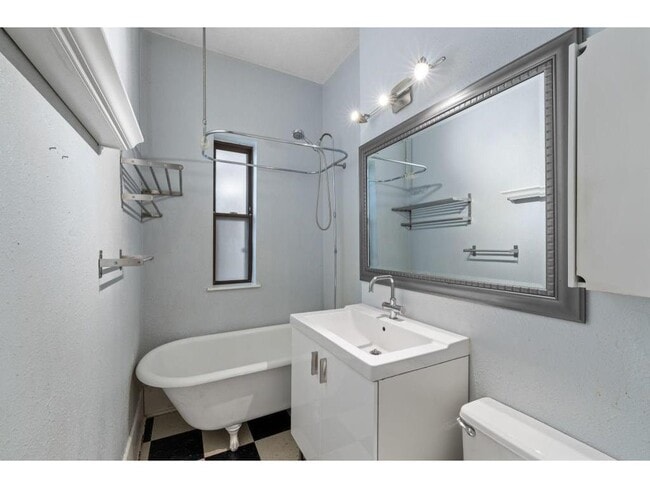 Building Photo - 609 S 9th St