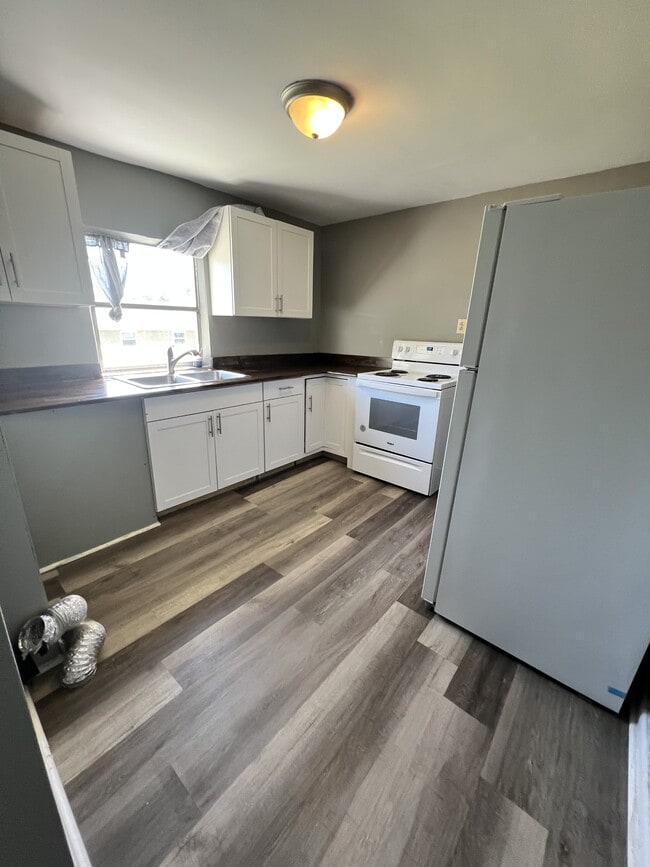 Building Photo - 722 Snow St