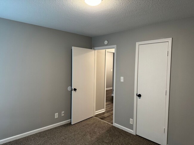 Building Photo - Minutes from Post, shopping, and local parks. 3 bed/2 bth, 1200 sq.ft, fenced backyard!