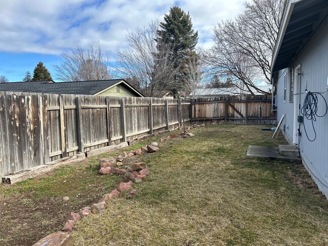 Building Photo - 3 Bedroom / 1 Bathroom House in Madras Oregon