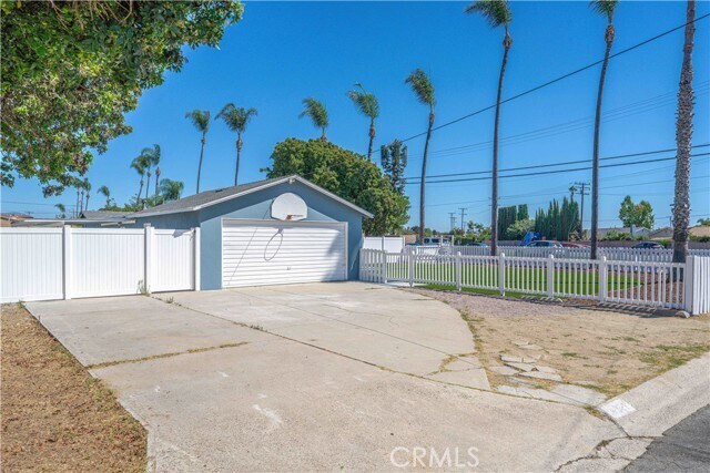 Building Photo - 4301 W Lilac Ave