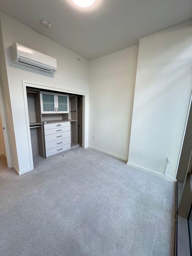 Building Photo - Sky Ala Moana West 1 bedroom, 1 bathroom l...