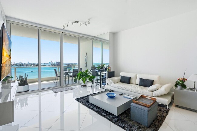 Building Photo - 2020 N Bayshore Dr