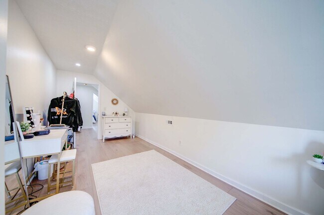 Building Photo - Ultimate 6-Bedroom House with Modern Kitchen, Baths & Private Parking!