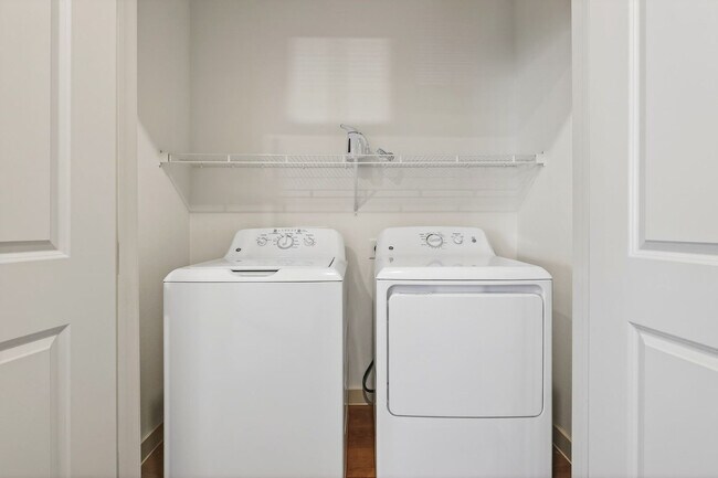 Building Photo - 1301 Leah Ave