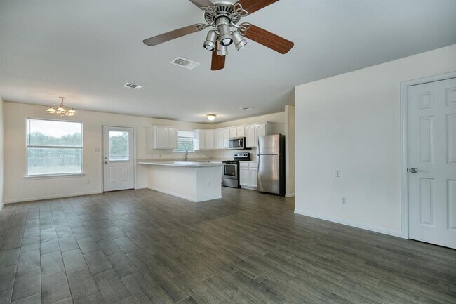 Building Photo - 640 Fallen Oak Dr