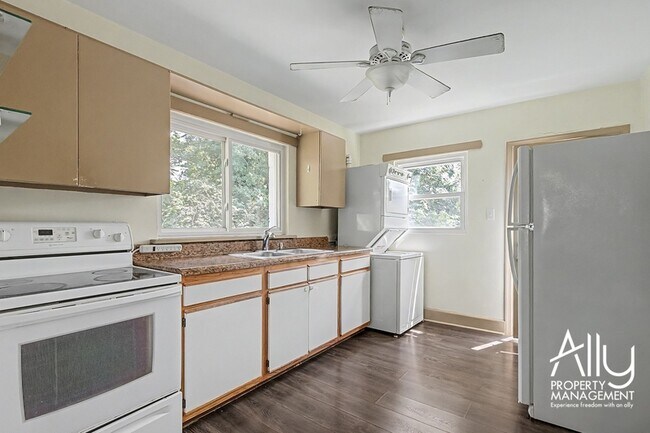 Building Photo - 2550 Woodland Dr
