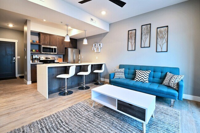 Building Photo - TOP FLOOR, ONE BEDROOM CONDO IN PROSPECTOR!