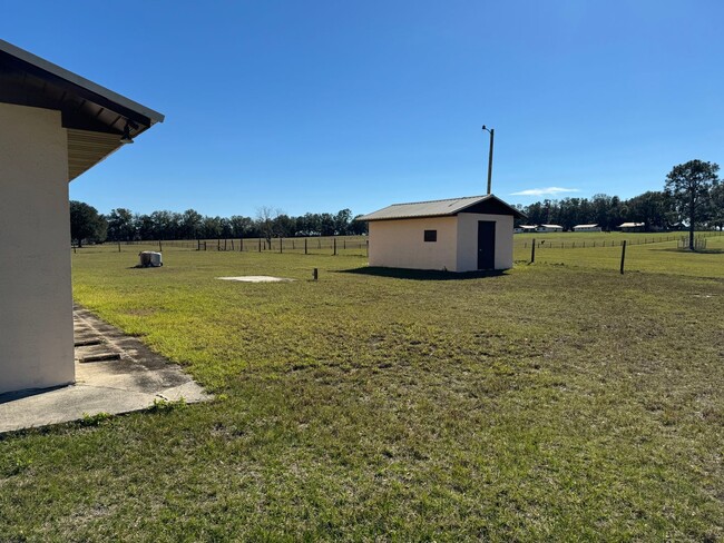 Building Photo - Quiet Country Living!!