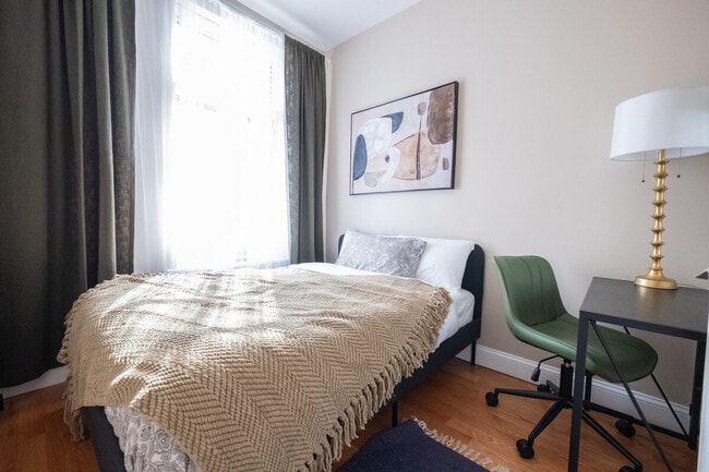 Building Photo - 245 W 113th St