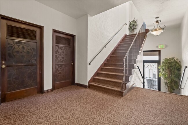 Building Photo - 152 S Peck Dr