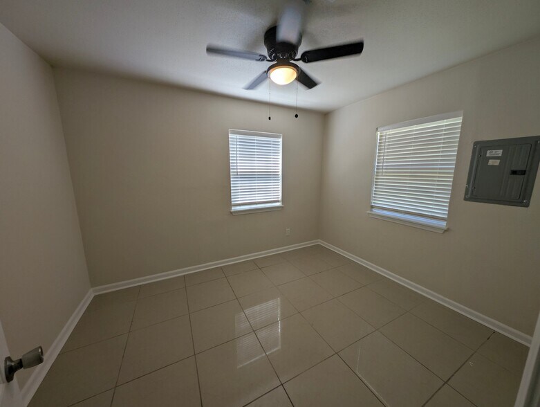 Building Photo - 717 S Midwest Blvd