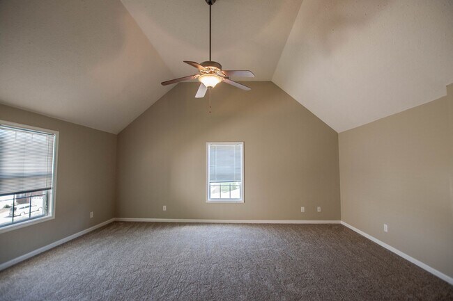 Building Photo - Four Bedroom with Bonus!