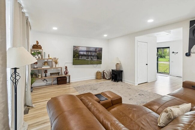Building Photo - 5242 Cedarhurst Dr
