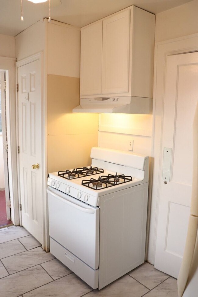 Building Photo - 2- Bedroom Bungalow Beauty