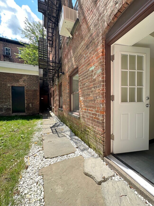 Private Entrance - 10 S Miller St