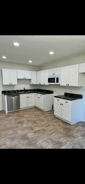 Building Photo - 185 Meadows Dr