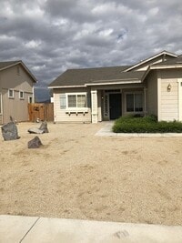 Building Photo - Very nice home near golf course