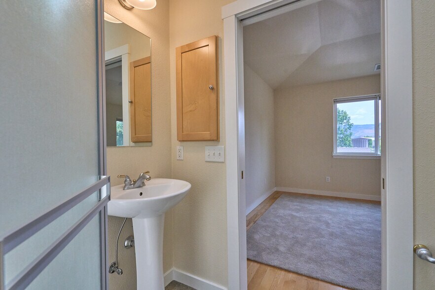 Ensuite 2nd bedroom bathroom - 973 B St