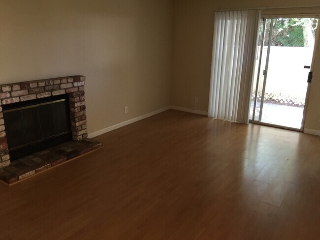 Building Photo - Spacious 3 bedroom condo with hardwood flo...