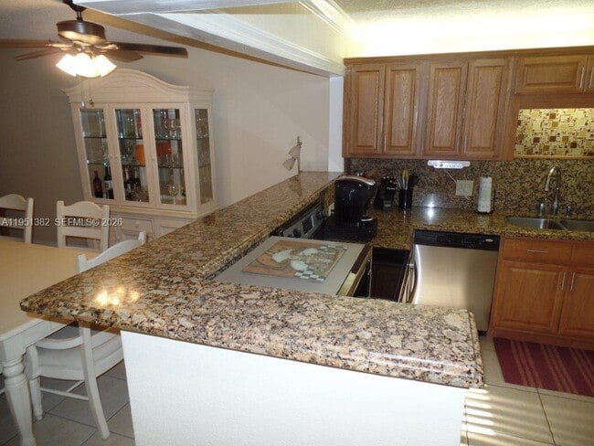 Building Photo - 280 Racquet Club Rd