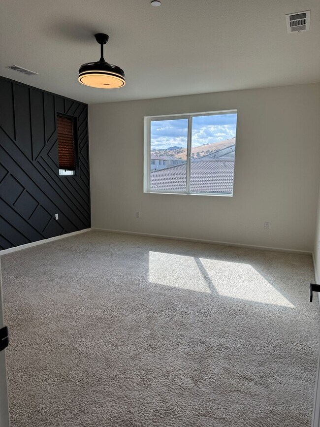 Building Photo - NOW AVAILABLE!! BEAUTIFUL HOME IN GATED COMMUNITY OF PATTERSON