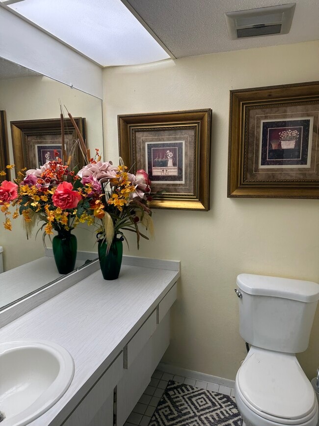 Building Photo - 1655 S Highland Ave