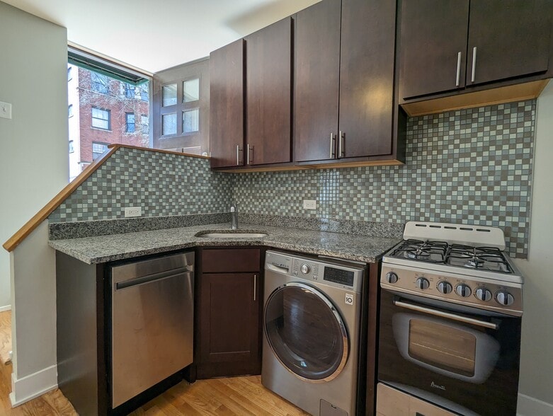 Building Photo - 910 W George St