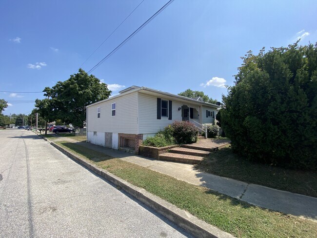 Building Photo - 351 Manor St