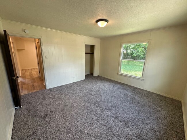 Building Photo - 3909 Roselawn Dr