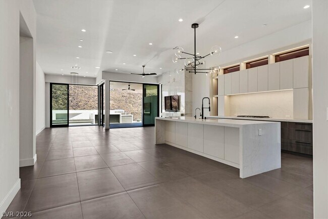 Building Photo - 692 Scenic Cliff Dr