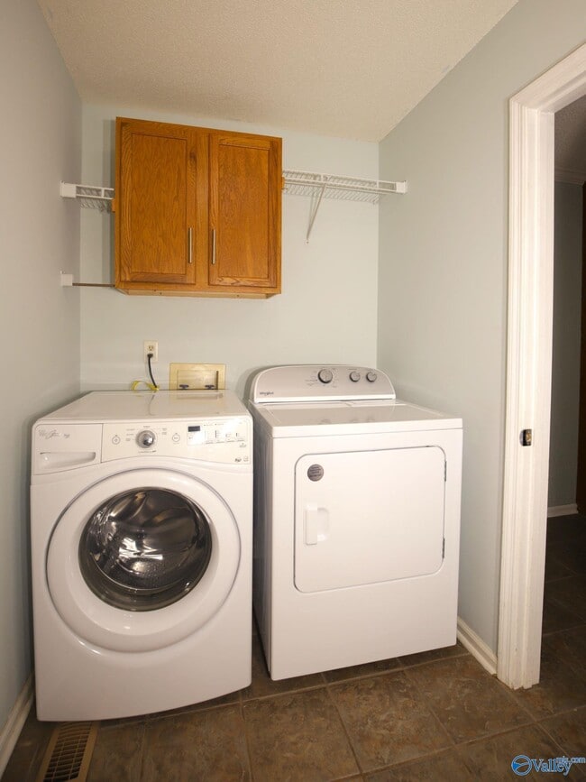 Building Photo - 104 Victoria Dr