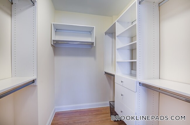 Building Photo - 1539 Beacon St