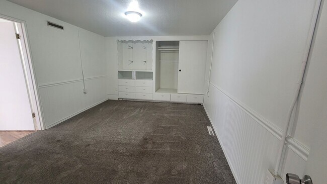 Building Photo - 13413 Minuteman Dr
