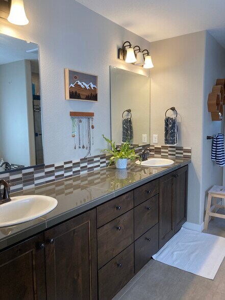 Primary Bath - 608 E Taylor Dr