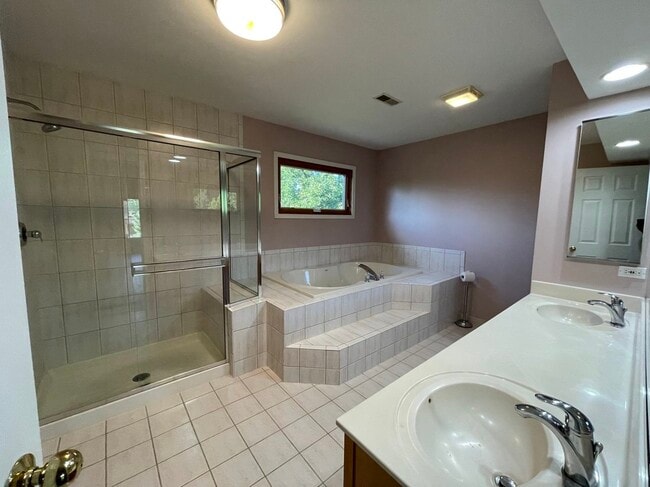 Building Photo - 450 Foxford Dr