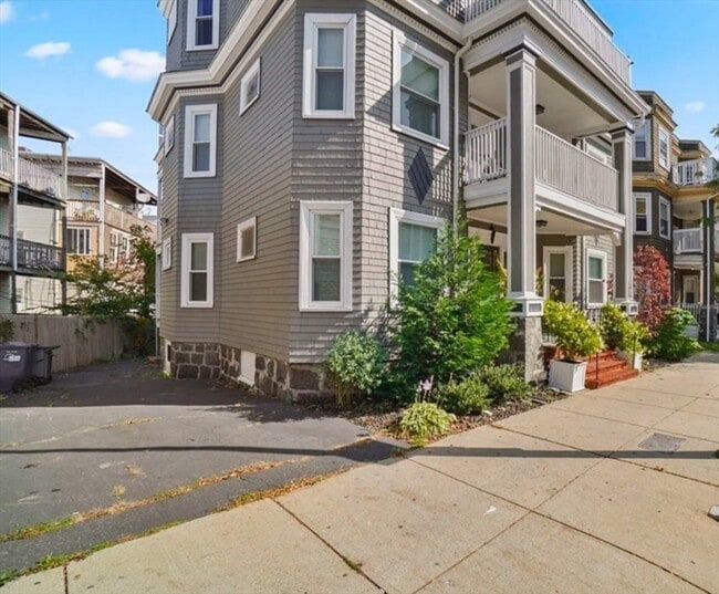 Building Photo - 472 Talbot Ave